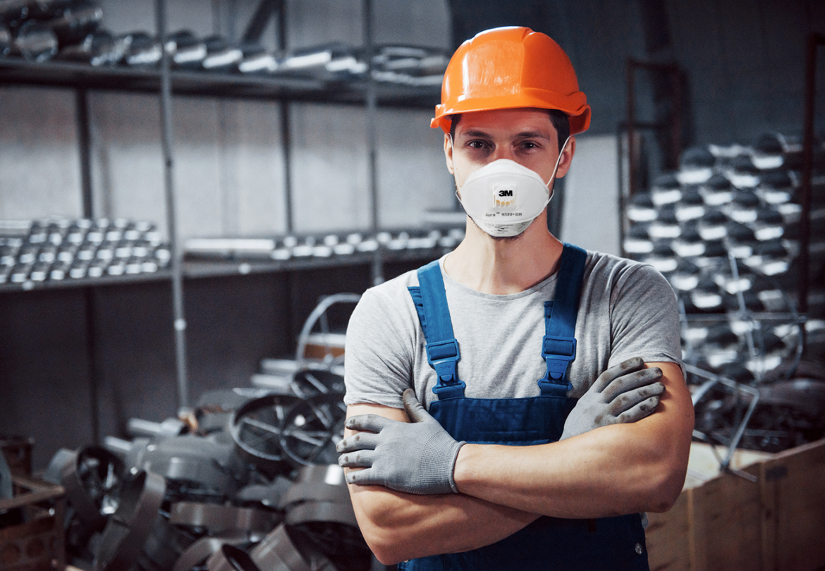 homem com máscara e capacete de proteção.
