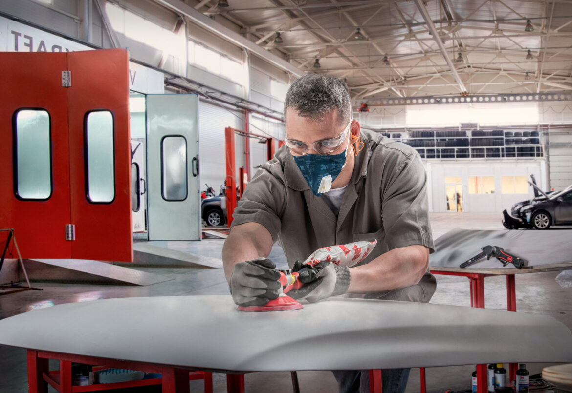 Homem usando cera automotiva 3M