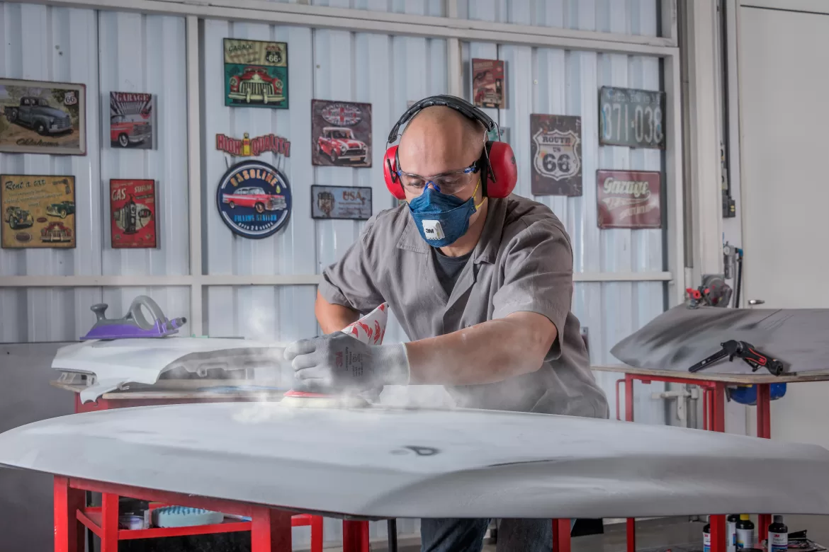 Profissional usando abrasivo em uma superfície.