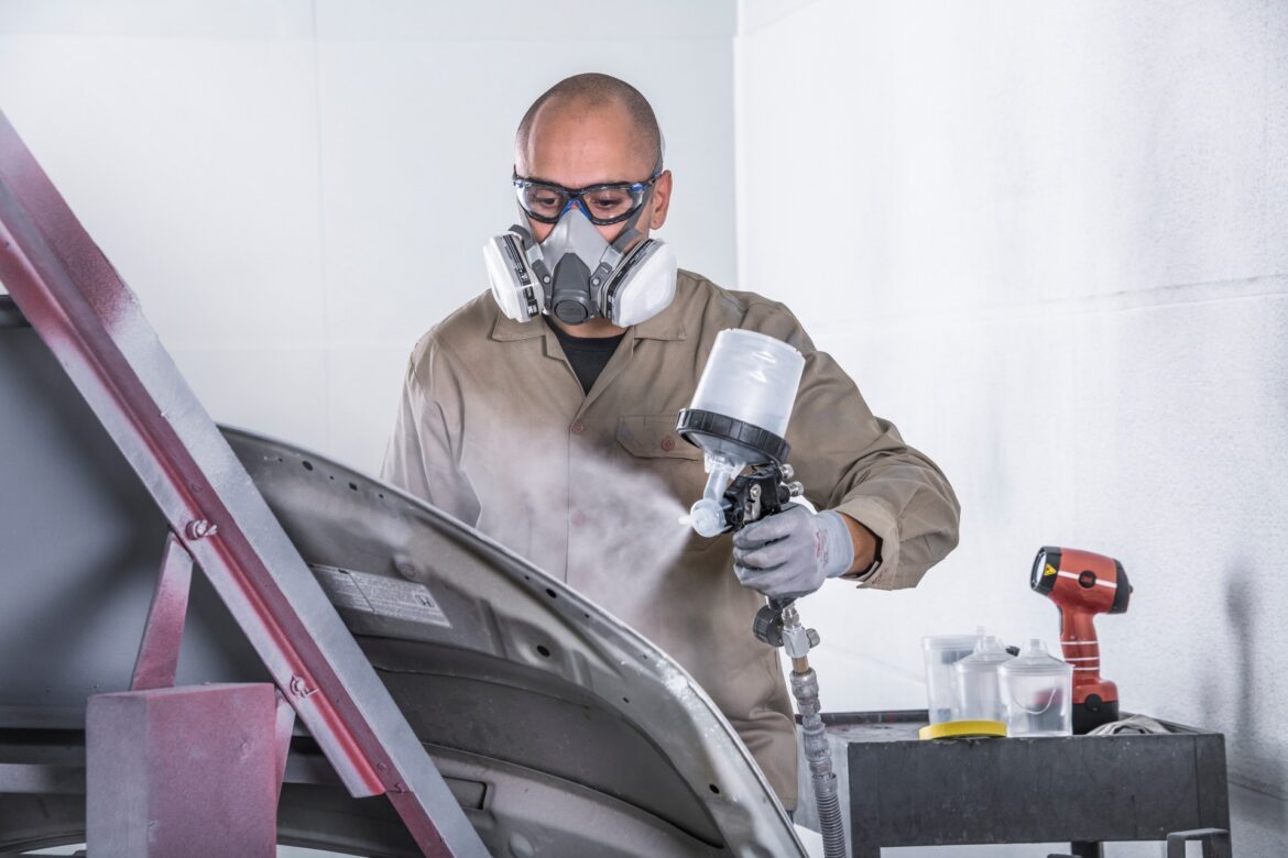 Pintura automotiva realizada por um funcionário.